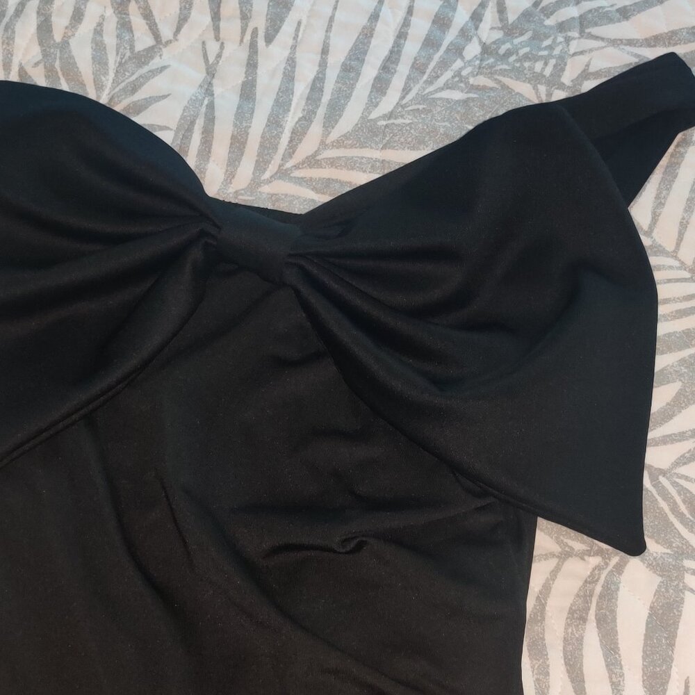 Sexy & Chic Black One-Shoulder Bow Front Bodysuit – Size L
